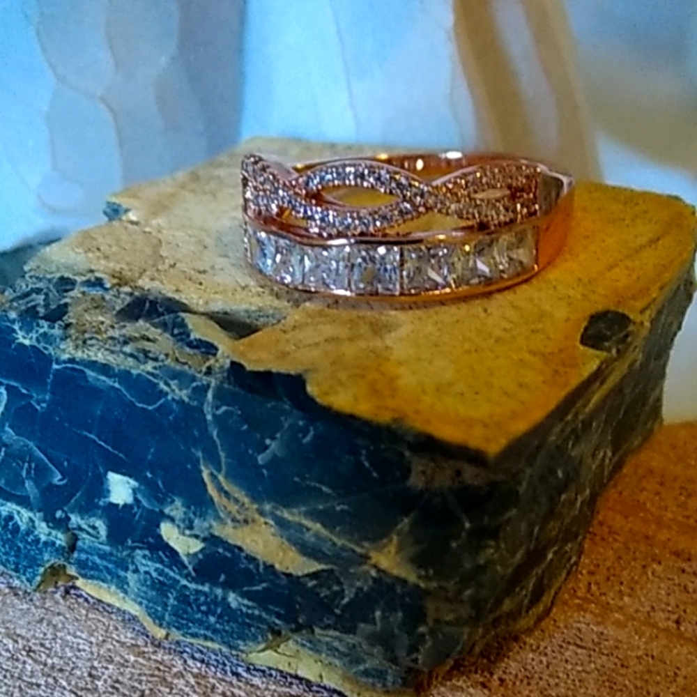 (D4) Size 9 ring.